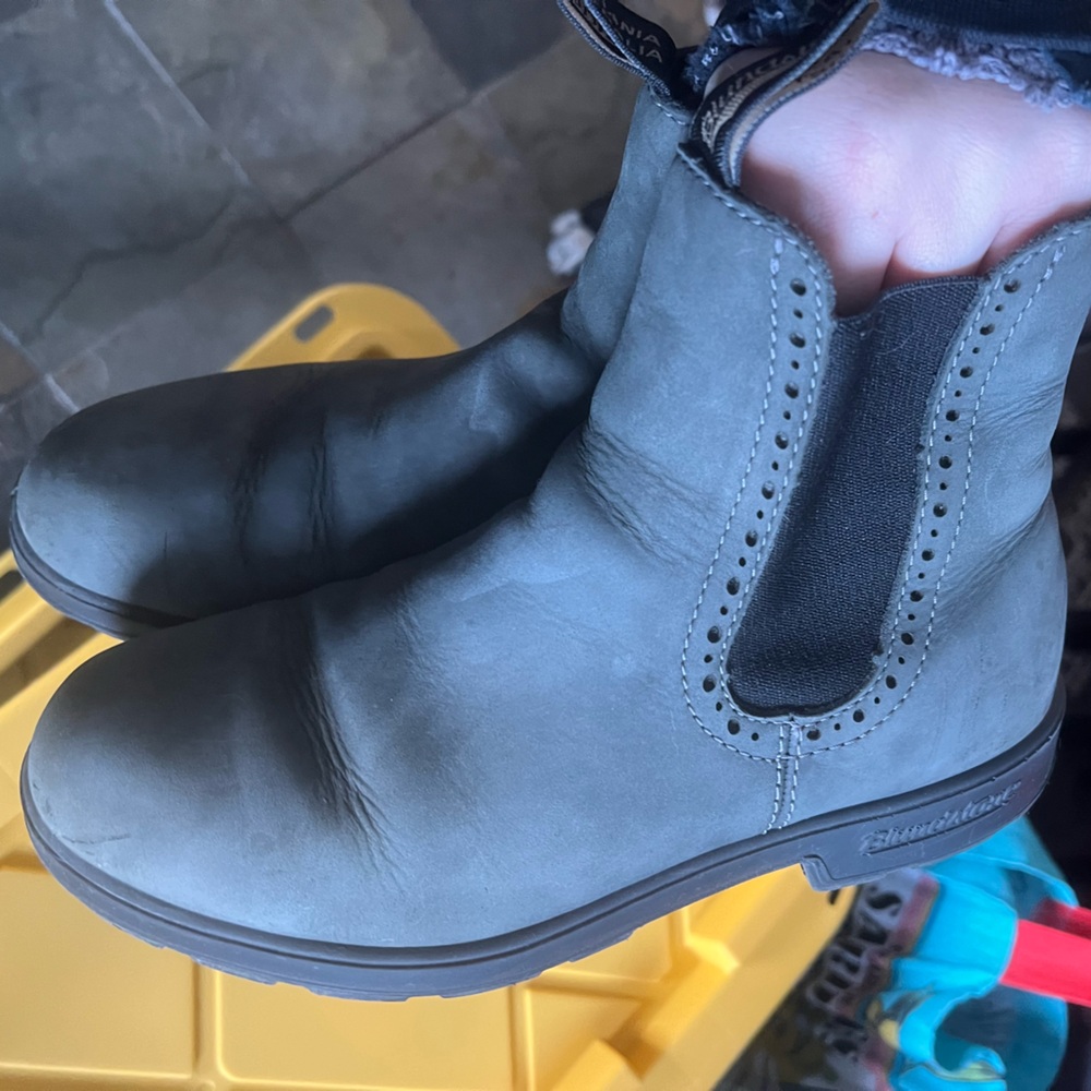 Blundstones size 9us